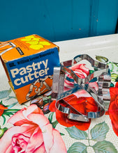 Load image into Gallery viewer, Pastry cutter William Levene Houswares 6 siâp gwahanol yn ei focs gwreiddiol o’r 60au / William Levene Houswares 6 different shapes Pastry cutter from the 60s in it’s original box
