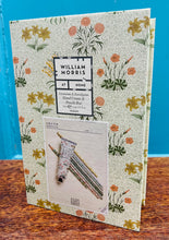 Load image into Gallery viewer, Box gyda hufen llaw a pensiliau William Morris / William Morris hand cream and pencils box
