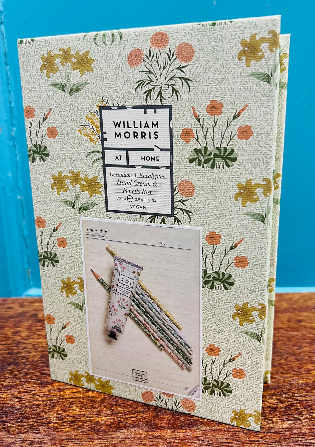 Box gyda hufen llaw a pensiliau William Morris / William Morris hand cream and pencils box