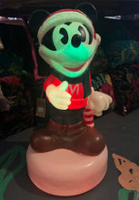 Load image into Gallery viewer, Ffigwr Nadoligaidd 24 modfedd Mickey Mouse Disney Vintage look sydd yn goleuo / Mickey Mouse Disney Christmas 24 inch Figure Light Up Vintage look
