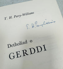 Load image into Gallery viewer, Llyfr clawr caled argraffiad cyntaf ‘Detholiad o gerddi’ T.H.Parry Wiiliams o 1972 wedi ei arwyddo gan y bardd / Signed first edition harback book ‘Detholiad o gerddi’ T.H.Parry Wiiliams from 1972
