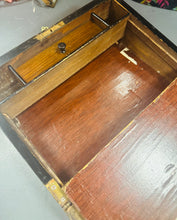 Load image into Gallery viewer, Llethr ysgrifennu Hynafol Fictoraidd pren walnut a brass gyda’r goriad gwreiddiol a storfa / Antique Victorian walnut and brass writing slope with original key and storage

