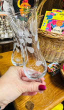 Load image into Gallery viewer, Pâr o wydrau flute Vintage wedi eu ysgythru â llaw / Pair of Vintage hand etched flutes
