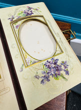 Load image into Gallery viewer, Albwn lluniau blodeuog Fictorianaidd mewn câs lledr a chlasp / Victorian floral photo album in leather case and clasp
