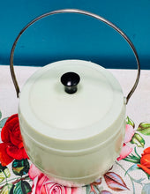 Load image into Gallery viewer, Bwced dal rhew plastic mint o ganol y ganrif ddiwethaf / Mid Century mint plastic ice bucket
