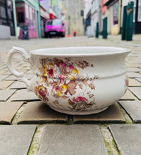 Load image into Gallery viewer, Pot dan gwely seramig blodeuog Hynafol / Antique ceramic floral Chamber Pot
