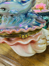 Load image into Gallery viewer, Trinket box Vintage Kitsch Lustreware cragen a dolffiniaid / Vintage Kitsch Lustreware shell and dolphins trinket box
