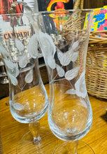 Load image into Gallery viewer, Pâr o wydrau flute Vintage wedi eu ysgythru â llaw / Pair of Vintage hand etched flutes
