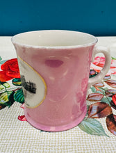 Load image into Gallery viewer, Cwpan china Hynafol binc ‘A Present from Caernarvon’ / Antique ‘A Present from Caernarvon’ pink china cup
