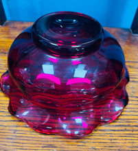 Load image into Gallery viewer, Powlen wydr coch Cranberry ‘Royal Scot’ Vintage wedi ei wneud â llaw / Vintage handmade ‘Royal Scot’ red Cranberry glass bowl
