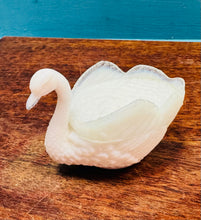 Load image into Gallery viewer, Alarch ‘milk glass’ gwyn Vintage dal halen o’r cyfnod Foctoraidd / Victorian Vintage white milk glass swan salt pot

