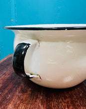 Load image into Gallery viewer, Pot dan gwely / chamber pot enamel gwyn a du Vintage / Vintage black and white enamel chamber pot / planter
