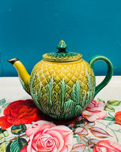 Load image into Gallery viewer, Tebot patrwm Pinafal Majolica Hynafol o’r 19eg Ganrif wedi’i beintio â llaw gyda pîg Pewter / Antique Majolica Pineapple patterned handpainted teapot from the 19th Century with a Pewter tip
