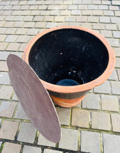 Load image into Gallery viewer, Pot llaethdy Hynafol terracotta crochenwaith Cymreig mawr gyda’r caead llechen gwreiddiol / Antique large Welsh pottery terracotta dairy pot with original slate lid
