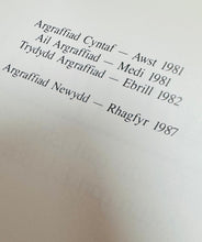 Load image into Gallery viewer, Llyfr ‘Adar yr Ardd’ argraffiad 1987 /  ‘Adar yr Ardd’ book 1987 print
