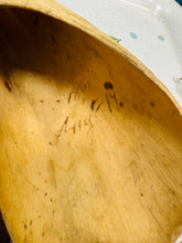 Load image into Gallery viewer, Corn Ych Hynafol yn hongian wedi’i arwyddo ‘1867 August 19’ / Hanging Antique Ox horn signed ‘1867 August 19’
