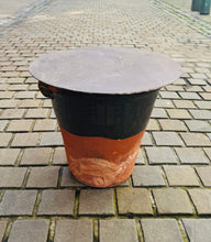 Load image into Gallery viewer, Pot llaethdy Hynafol terracotta crochenwaith Cymreig mawr gyda’r caead llechen gwreiddiol / Antique large Welsh pottery terracotta dairy pot with original slate lid
