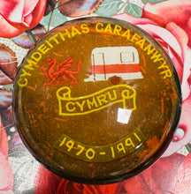 Load image into Gallery viewer, Paper weight Vintage Cymdeithas Carafanau Cymru 1970-1991 / Vintage Cymdeithas Carafanau Cymru 1970-1991 paper weight
