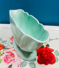 Load image into Gallery viewer, Vase ben tân mint Art Deco Crochendy Dartsmouth gydag ymylau scalloped / Art Deco Dartmouth Pottery mint green mantle vase with a scalloped rim.
