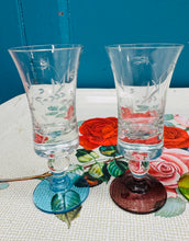 Load image into Gallery viewer, Set o 4 gwydryn sherry Vintage wedi eu ysgythru gyda stem lliwiau gwahanol / Set of 4 Vintage etched sherry glasses with different coloured stem
