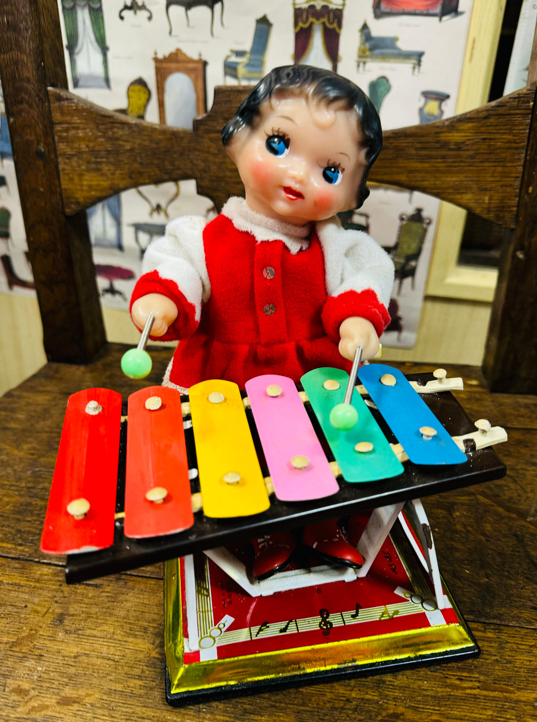 Tegan Vintage ‘wind up’ merch yn chwarae’r xylophonen o’r 60au / Vintage wind up girl playing xylophone from the 60s