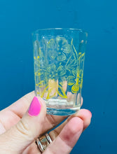 Load image into Gallery viewer, Set o 5 gwydryn shots Retro blodeuog / Set of 5 Retro floral shot glasses
