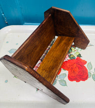 Load image into Gallery viewer, Silff lyfrau derw Arts &amp; Craft bychan / Small oak Arts &amp; Craft book shelf
