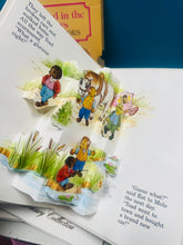 Load image into Gallery viewer, Set o 4 llyfryn pop-up ‘The Wind in the Willows’ Vintage o 1988 / Set of 4 Vintage pop-up ‘The Wind in the Willows’ book from 1988
