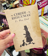 Load image into Gallery viewer, Llyfr ‘Cerddi a Rhigymau i’r plant lleiaf’ o 1945 / ‘Cerddi a Rhigymau i’r plant lleiaf’ book from 1945
