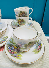 Load image into Gallery viewer, Set llestri te tsieina Vintage ‘Royal Vale’ ‘English Cottage’ cyflawn a phrin o’r 1950au / Rare Vintage ‘Royal Vale’ ‘English Cottage’ complete china tea set from the 1950s
