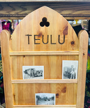 Load image into Gallery viewer, Bwrdd Teulu wedi ei wneud â llaw allan o bren Pîn / Hanging Tonau board made by hand out of Pine wood
