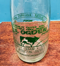 Load image into Gallery viewer, Potel lefrith 1 peint gwydr Vintage ‘J&amp;S Ogden, Silsden’ / Vintage glass ‘J&amp;S Ogden, Silsden’ 1 pint milk bottle
