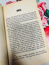 Load image into Gallery viewer, Llyfr Annie gan Thomas Meehan o 1983 / Annie book by Thomas Meehan from 1982
