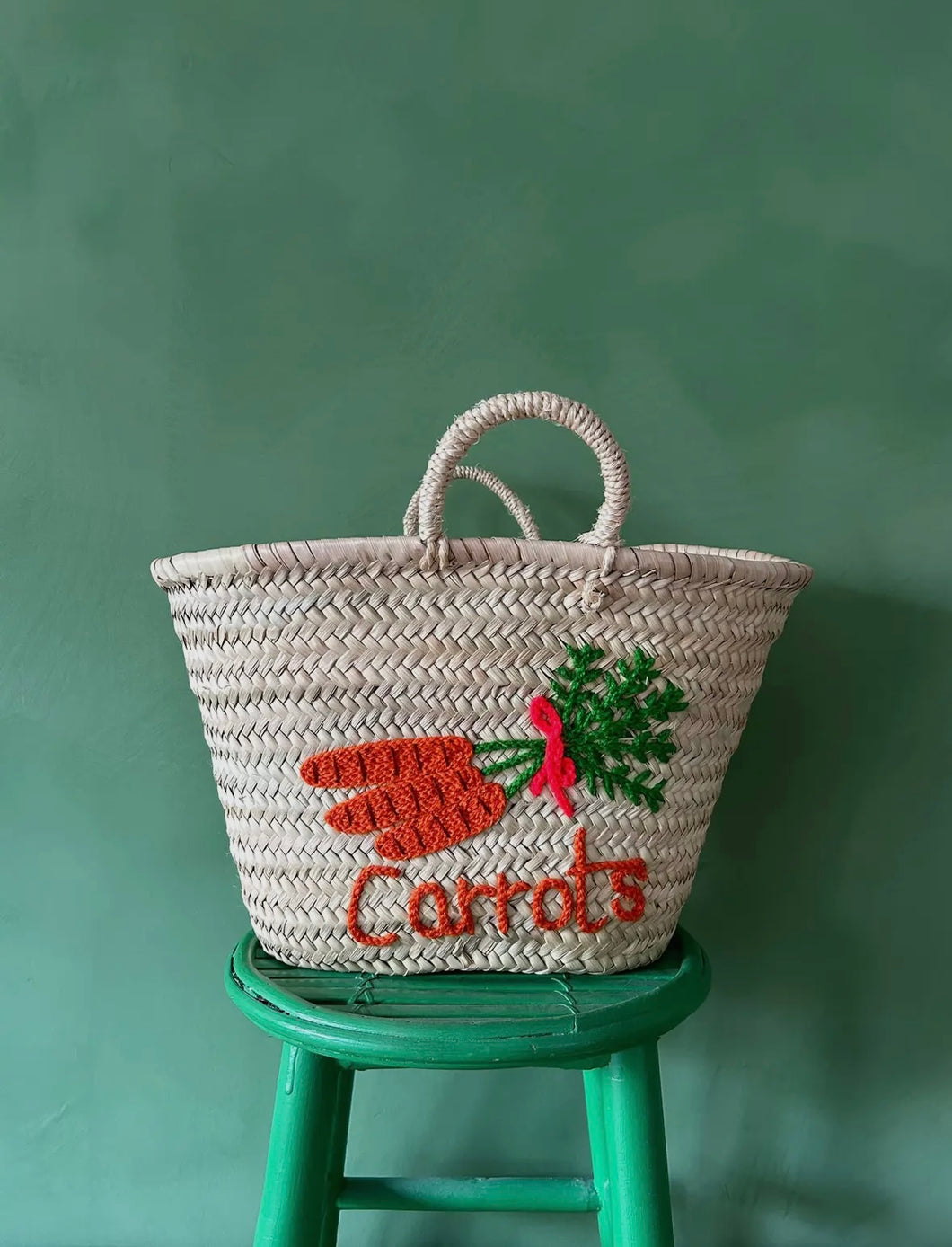 Basged marchnad Moron wedi ei frodio â llaw / Hand embroidered Carrots market basket