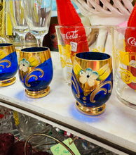 Load image into Gallery viewer, Set o 6 gwydr shot Vintage gwydr glas Vanetian ac aur 24 carat wedi ei beintio â llaw / Set of 6 Vanetian blue glass shot glasses with handpainted 24 carat gold
