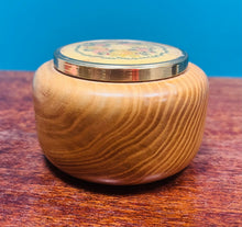 Load image into Gallery viewer, Potyn bychan onnen a brodwaith Vintage / Vintage rippled ash and embroidery trinket pot
