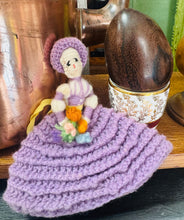 Load image into Gallery viewer, Gorchudd wy crocheted 'Crinoline Lady' Vintage wedi'i wneud â llaw / Vintage Handmade crocheted crinoline lady egg cover
