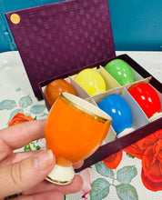 Load image into Gallery viewer, Set o 6 ecob seramig Harlequin Romanaidd yn eu bocs gwreiddiol o ganol y ganrif ddiwethaf / Vintage Mid Century Romanian ceramic Harlequin set of 6 egg cups in original box
