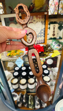 Load image into Gallery viewer, Llwy Garu Gymreig 3 pêl wedi’i wneud â llaw / Handmade 3 ball Welsh Love Spoon
