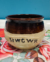 Load image into Gallery viewer, Pot ‘Siwgwr’ Crochendy Tregaron o’r 70au / Tregaron Pottery ‘Siwgwr’ pot from the 70s
