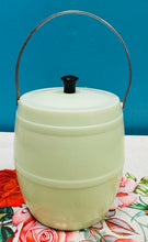 Load image into Gallery viewer, Bwced dal rhew plastic mint o ganol y ganrif ddiwethaf / Mid Century mint plastic ice bucket
