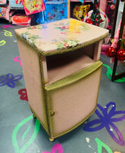 Load image into Gallery viewer, Cabinet ochr gwely Lloyd Loom Vintage pinc, aur a blodeuog / Vintage pink, gold and floral Lloyd Loom bedside cabinet
