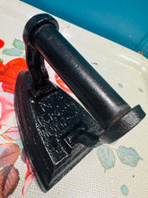Load image into Gallery viewer, Haearn smwddio Hynafol maint 4 J &amp; J Siddon / Antique size 4 J &amp; J Siddon cast iron
