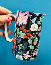 Load image into Gallery viewer, Jwg flodeuog cefndir du ‘Abbey Ceramics’ Vintage / Vintage ‘Abbey Ceramics’ black background floral jug
