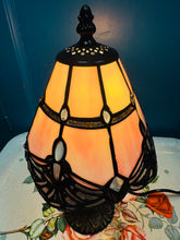 Load image into Gallery viewer, Lamp Tiffany wedi'i gwneud â llaw o wydr lliw pinc a chlir /Handmade pink and clear stained glass Dragonfly Tiffany Lamp
