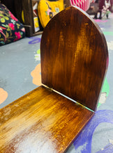 Load image into Gallery viewer, Silff lyfrau pren Fictoraidd Gothig Hynafol sy’n plygu
/Antique Victorian Gothic folding wooden book shelf
