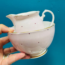 Load image into Gallery viewer, Jwg llefrith a phowlen siwgr bone china Dakin Vintage pinc golau a polca dot piws / Vintage pale pink and purple polka dot Dakin bone china milk jug and sugar bowl

