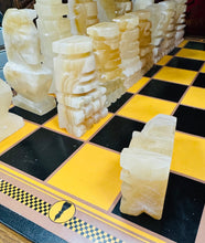Load image into Gallery viewer, Set Chess Marbl Onyx Vintage o’r 70au a bwrdd chess sydd yn plygu / Vintage Marble Onyx Chess set from the 70s with a golding chess board
