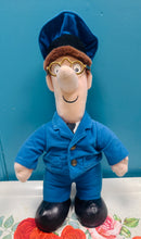 Load image into Gallery viewer, Tegan meddal Postman Pat o 1998 / Postman Pat soft toy from 1998
