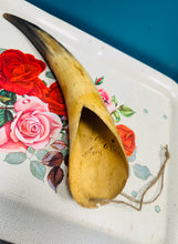 Load image into Gallery viewer, Corn Ych Hynafol yn hongian wedi’i arwyddo ‘1867 August 19’ / Hanging Antique Ox horn signed ‘1867 August 19’
